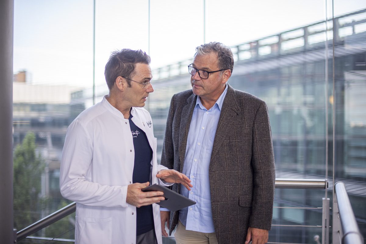 Dr. Stefan Waller im Gespräch mit einem Unternehmer